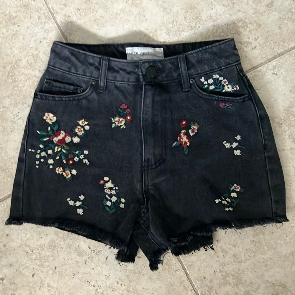 Back detailed denim shorts